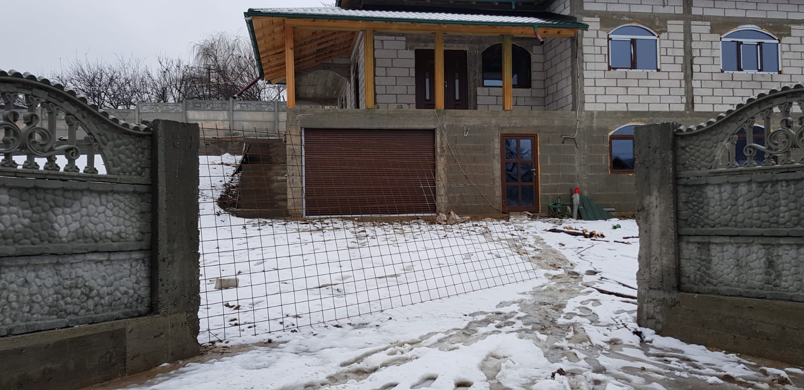 Ușă de garaj tip rulou montată la o hală