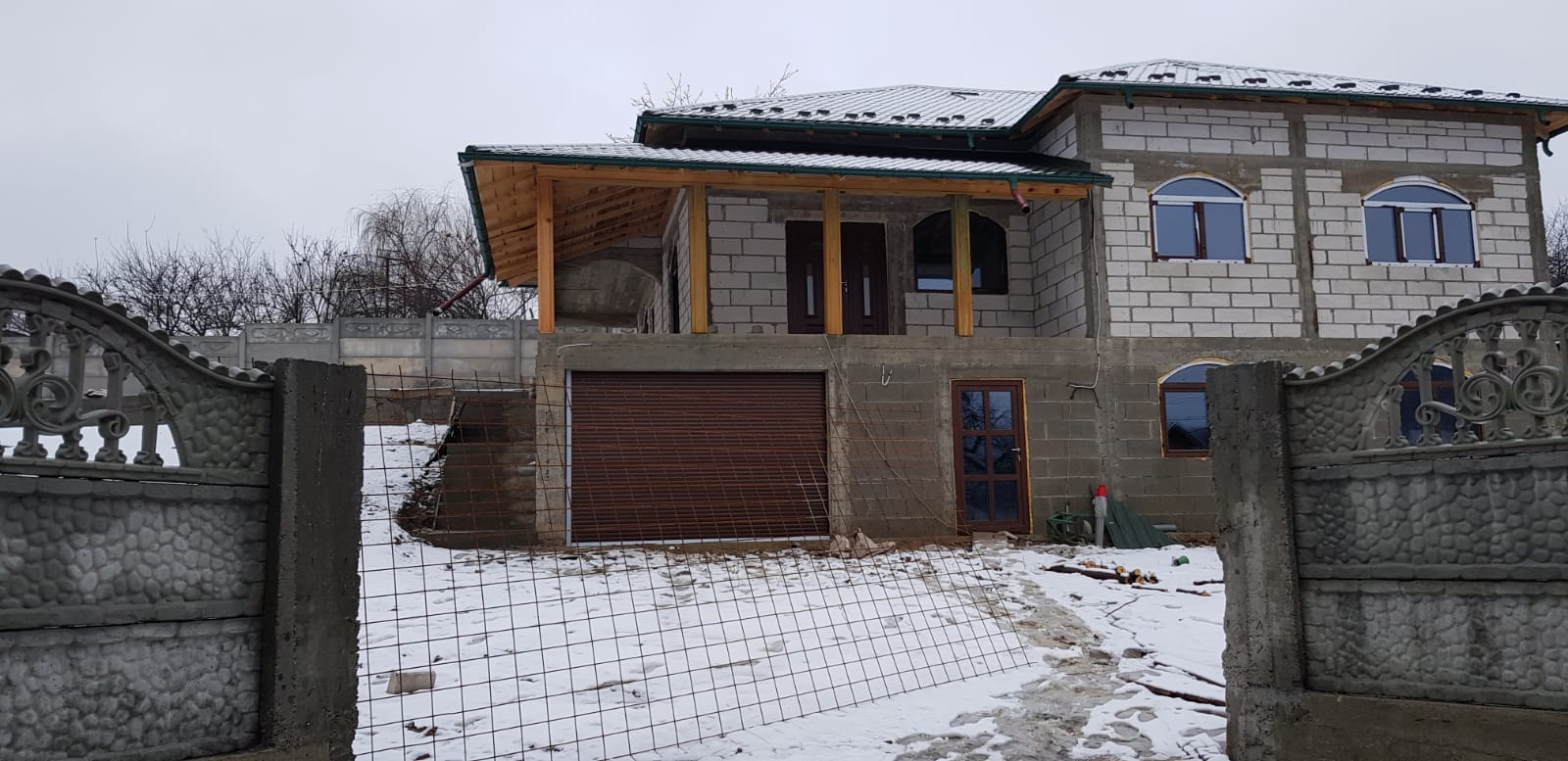 Lucrare finalizată, ușă de garaj cu acționare electrică