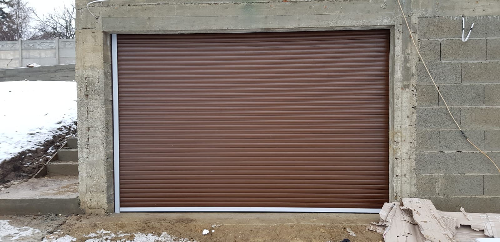 Ușă de garaj tip rulou, vedere din exterior